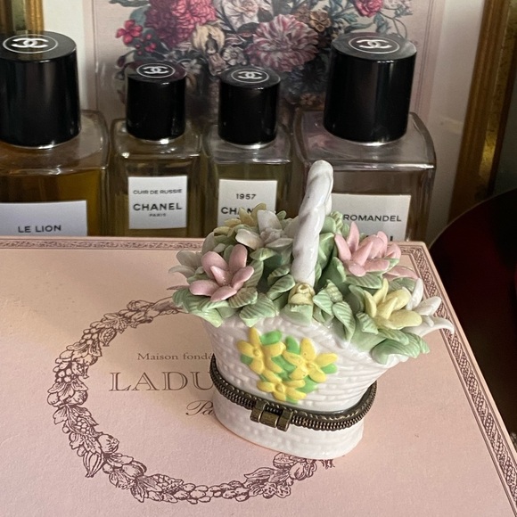 Flower basket ceramic trinket box with gardening tool - Picture 5 of 7